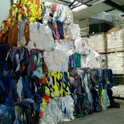 Recyclage de vêtements dans les entrepôt de Vestinéo